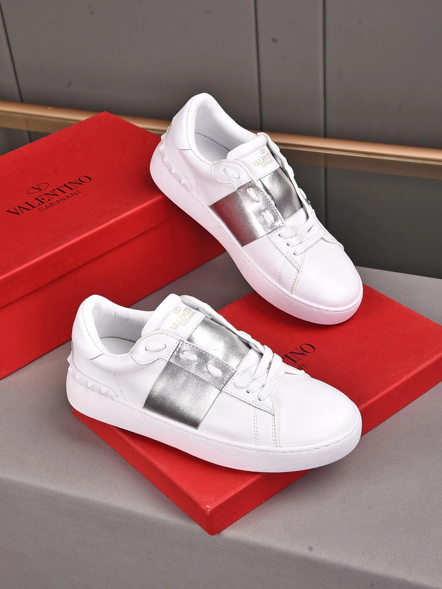Men's shoes 440💰 (men and women couples) Valentino classic color matching series casual shoes. Made with heavy craftsmanship, good products pay attention to every detail. A must-have trendy item that can be worn all year round, it has been worn by many celebrities and Internet celebrities~~Imported cowhide surface, unique design concept, sheepskin lining, counter quality. Women’s clothing 35-40. Men’s clothing 39-44, 45-46 (returns and exchanges are not supported for custom-made items)